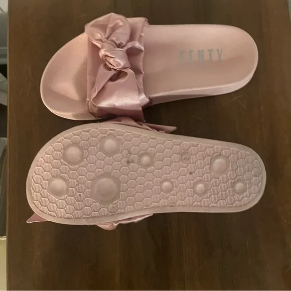Slides Fenty! - Picture 5 of 5